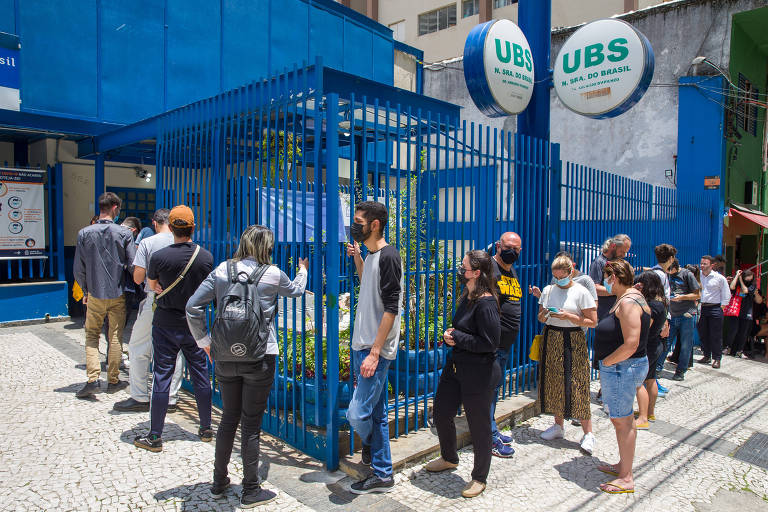 Fila de vacinação contra a Covid-19 na UBS Nossa Senhora do Brasil, na Bela Vista, na capital paulista