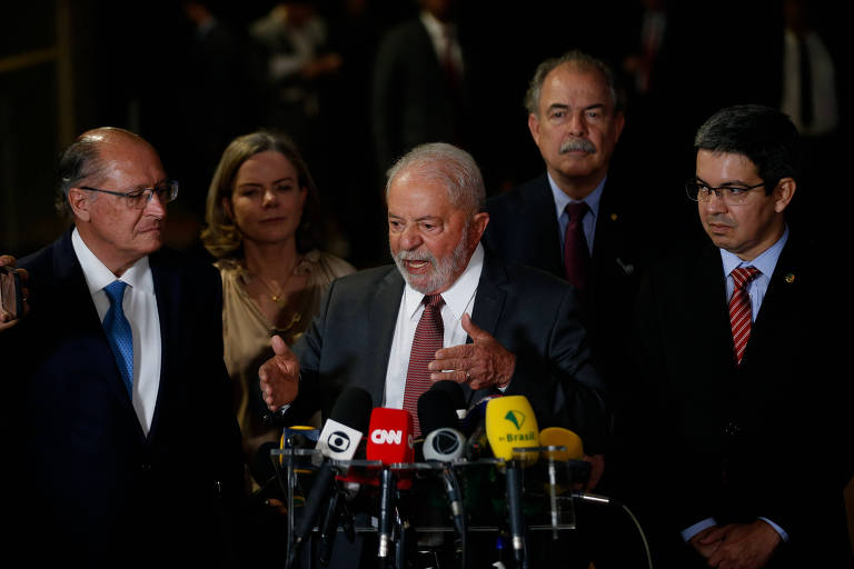O presidente eleito Luiz Inácio Lula da Silva e seu vice, Geraldo Alckmin, acompanhados do senador Randolfe Rodrigues (Rede-AP), da presidente do PT, Gleisi Hoffmann, e do ex-ministro Aloizio Mercadante