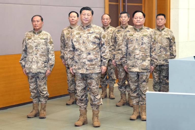 De uniforme, Xi Jinping visita centro da Comissão Militar Central, órgão que controla as Forças Armadas
