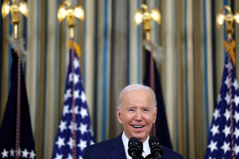 O presidente dos EUA, Joe Biden, sorri durante entrevista coletiva na Casa Branca, em Washington