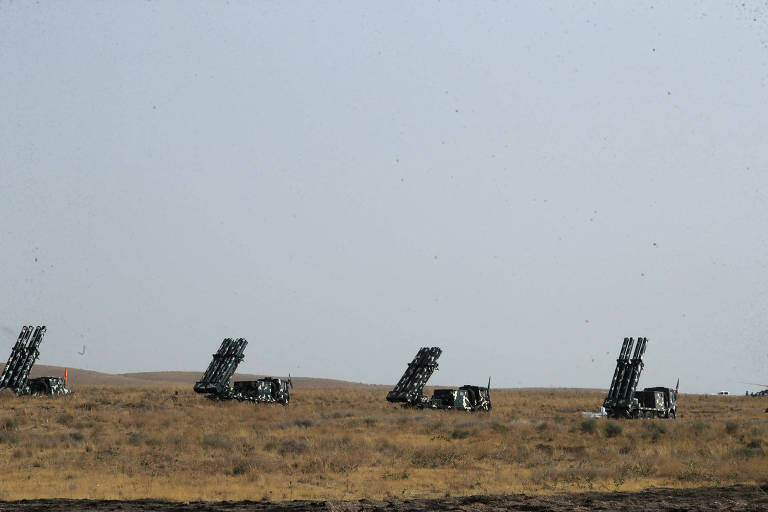 Sistemas de lançamento de mísseis iranianos são usados em exercício militar da Guarda Revolucionária do país na região de Aras