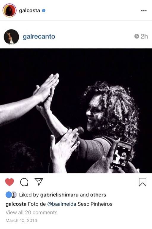 reprodução de tela do Instagram, onde se vê uma foto em preto e branco de Gal Costa dando um toque com as mãos de uma pessoa que não está em quadro. a legenda abaixo explica: foto de @baalmeida Sesc Pinheiros