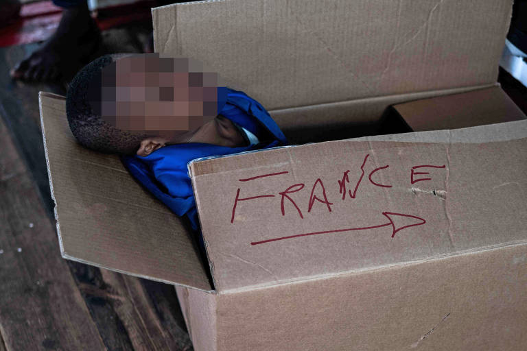 Navio com 234 imigrantes impedido de atracar na Itália é acolhido pela França