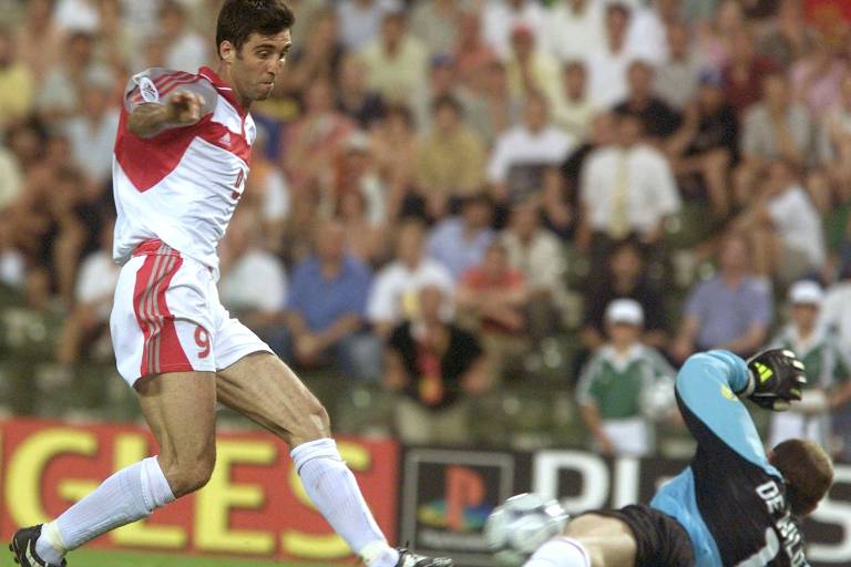 Hakan Sukur finaliza para marcar o segunndo gol da Turquia sobre a Bélgica na Eurocopa de 2000