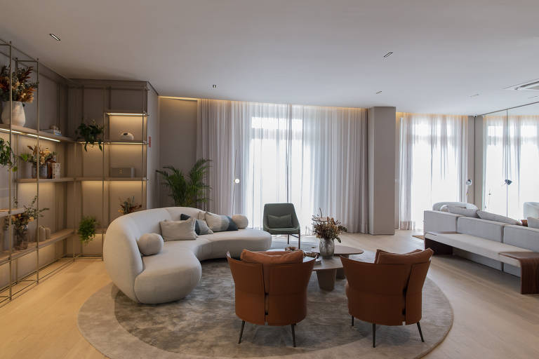 O empreendimento tem decorados assinados por Patrícia Anastassiadis e paisagismo do escritório de Burle Marx; na imagem a sala do apartamento decorado