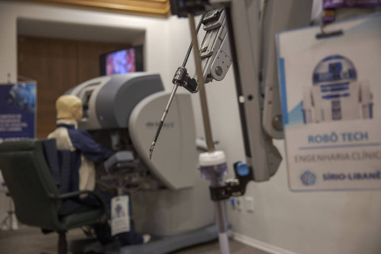 Foto mostra detalhe da plataforma robótica usada para cirurgias urológicas