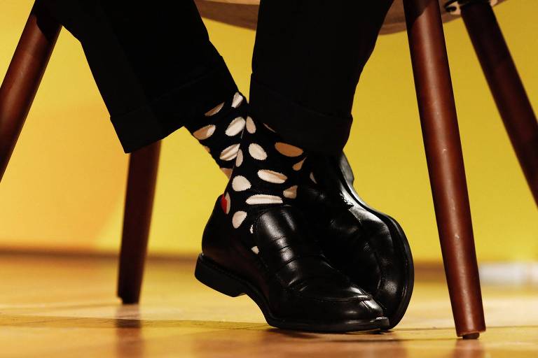 Imagem das pernas do vice-presidente eleito Geraldo Alckmin mostrando as meias pretas com bolinhas brancas