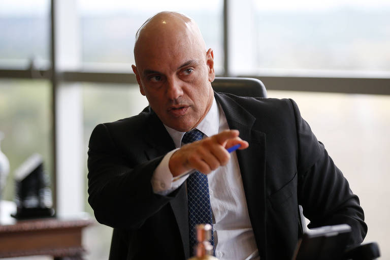 O presidente do TSE ministro Alexandre de Moraes  de terno e gravata gesticula com a mão