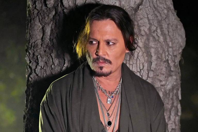 Johnny Depp desfila para grife de Rihanna e cantora recebe críticas pela escolha do ator