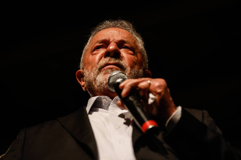 Lula cita mensalão, cobra aliados a agir contra corrupção e admite erros anteriores