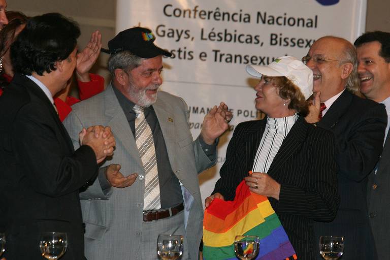 O então presidente Lula em 2008, ao lado da esposa, Marisa Letícia, com bonés e bandeira LGBT na 1ª Conferência Nacional de Gays, Lésbicas, Bissexuais, Travestis e Transexuais, em Brasília