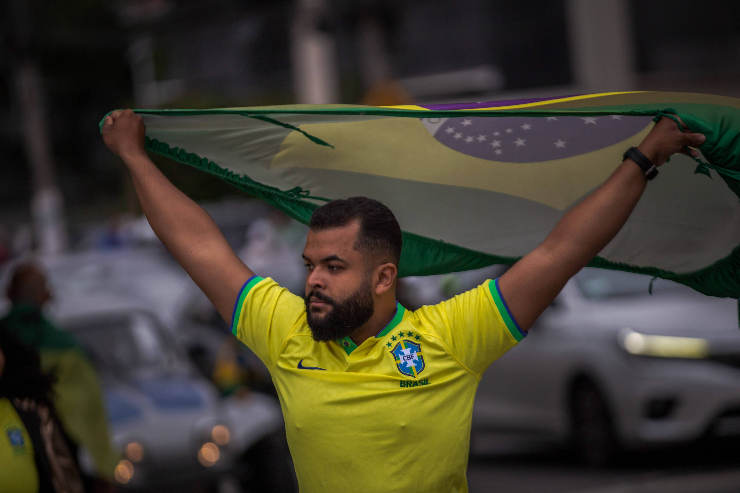 CBF começa campanha para despolitizar camisa da seleção - 12/11/2022 -  Esporte - Folha
