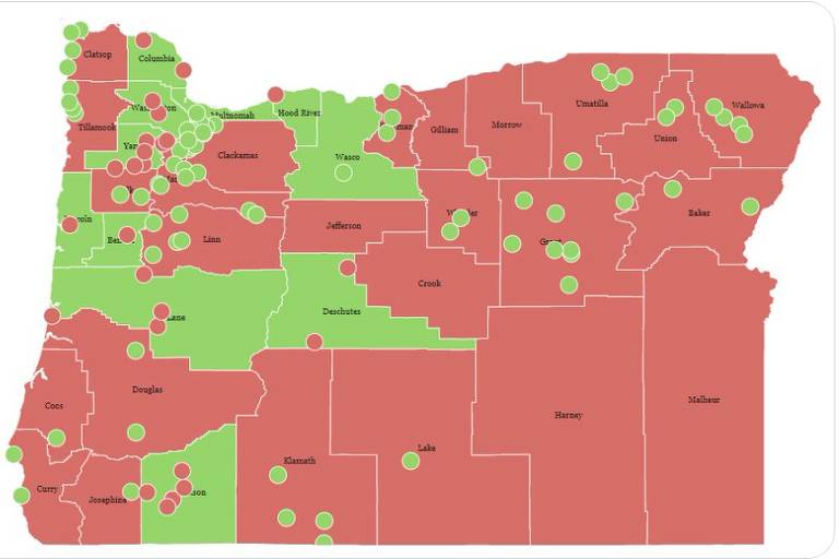 Mapa de Oregon mostra em verde condados e cidades que aprovaram psilocibina e em vermelho os que proibiram