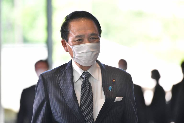 Então recém-nomeado ministro da Justiça, Yasuhiro Hanashi chega ao escritório do primeiro-ministro, em Tóquio
