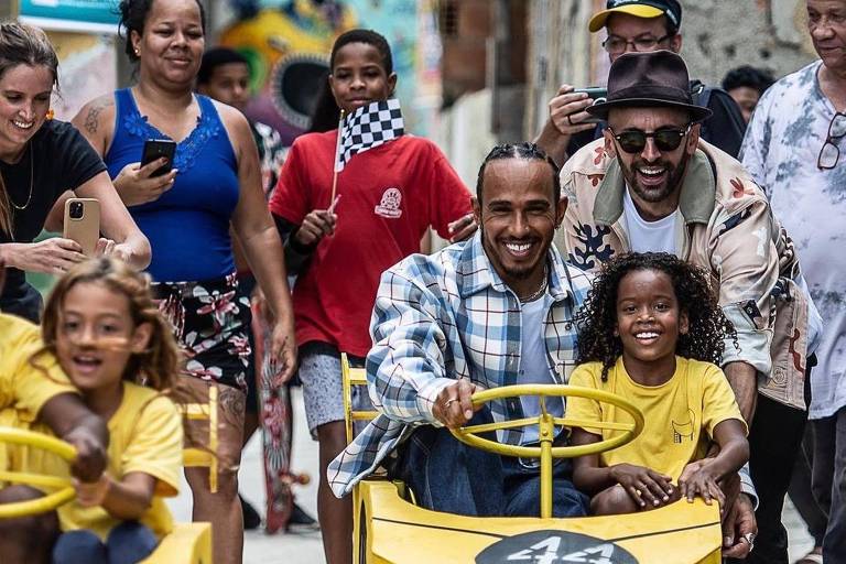 Lewis Hamilton visita o Morro da Providência, no Rio de Janeiro