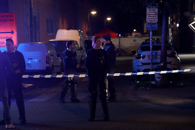 Homem esfaqueia dois policiais na Bélgica e é investigado por terrorismo