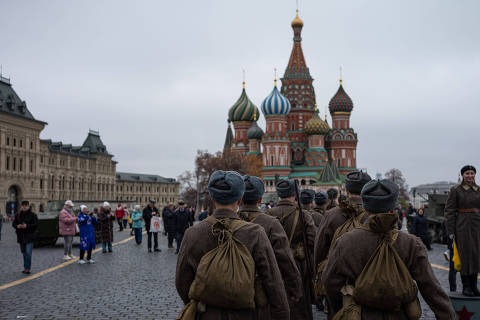 (221108) -- MOSCOW, Nov. 8, 2022 (Xinhua) -- Dressed performers are seen at an outdoor exhibition commemorating the military parade in 1941 at Red Square in Moscow, Russia, Nov. 7, 2022. (Xinhua/Bai Xueqi)