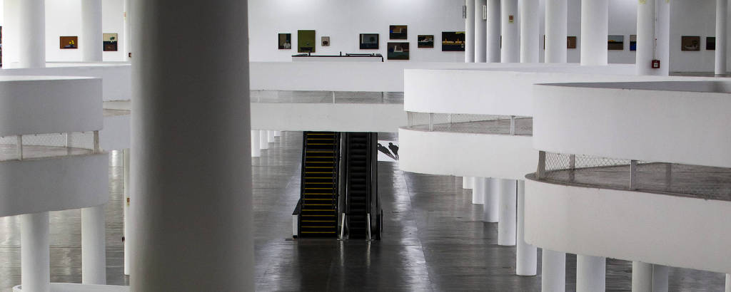 Pavilhão da Bienal, no parque Ibirapuera, com as escadas rolantes aos fundos
