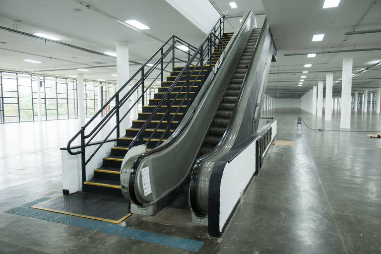 Obras para reforma da escada rolante do Pavilhão Bienal, a primeira da cidade, no parque Ibirapuera