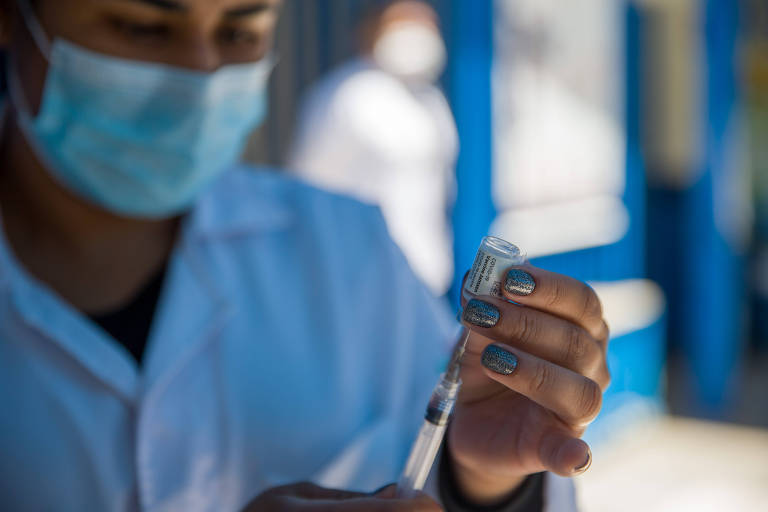 Enfermeira prepara vacina contra a Covid-19 na UBS Nossa Senhora do Brasil, na Bela Vista, região central da capital paulista
