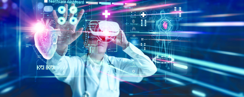 Imagem colorida mostra homem com óculos de realidade virtual na cabeça