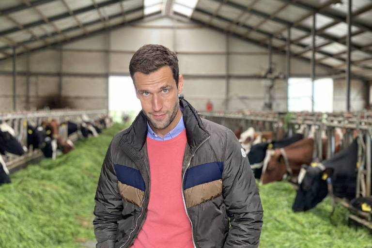 Pedro Andrade vai além do mero turismo em Entre Mundos, seu novo programa