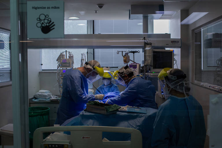 Paciente com Covid-19 em atendimento na Unidade de Terapia Intensiva do Instituto Emílio Ribas