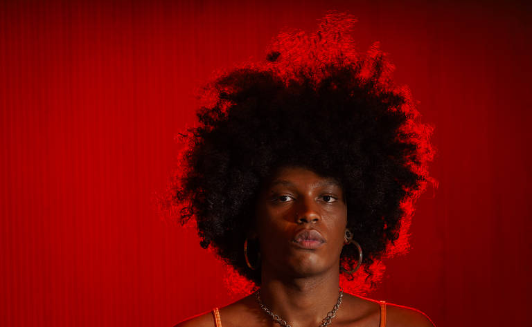 A artista paulistana Flora de Barros, 18, assim como uma nova geração de jovens, tem se reapropriado do termo travesti para dar a ele um novo significado