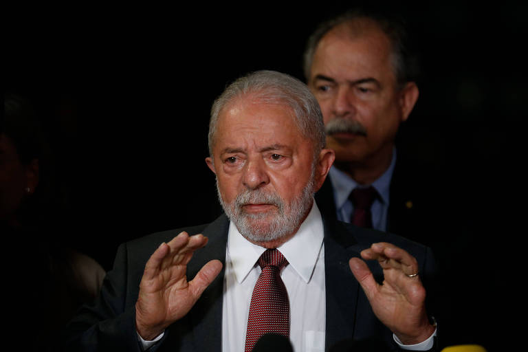 O presidente eleito Luiz Inácio Lula da Silva (PT) durante entrevista após reunião com Alexandre de Moraes, presidente do TSE