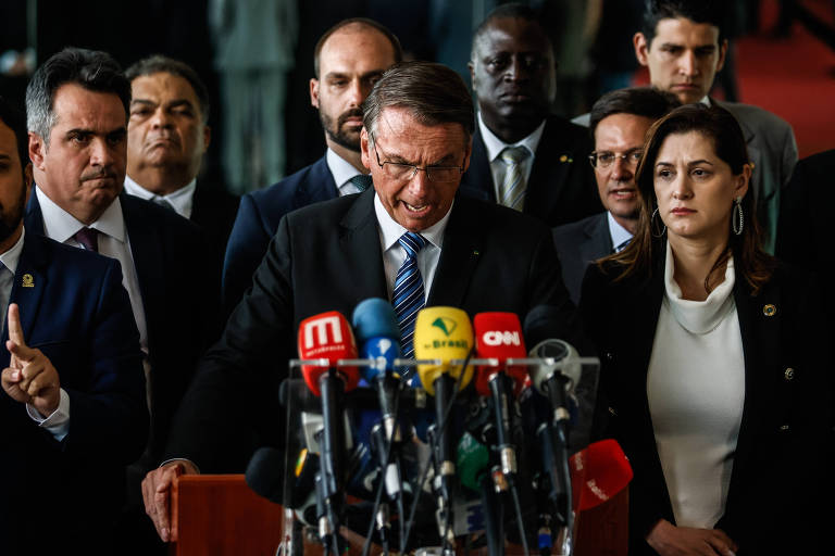 De pé, o presidente Jair Bolsonaro (PL) no seu primeiro pronunciamento no Palácio da Alvorada em Brasília após a derrota nas eleições 