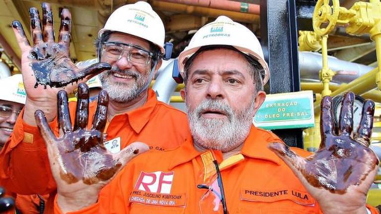 Lula sujou mãos de petróleo para comemorar primeira extração simbólica do pré-sal