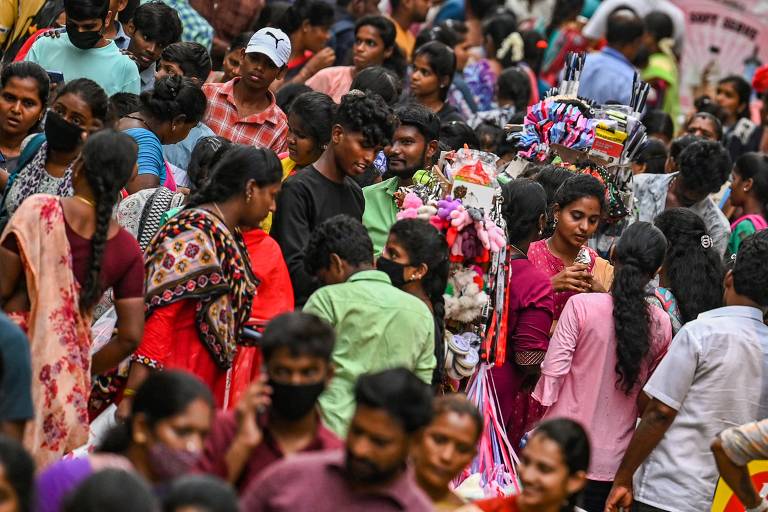 Índia é o mais populoso, com cerca de 1,4 bilhão; na imagem, pessoas aglomeradas na cidade de Chennai pouco antes do Diwali, o festival hindu das luzes