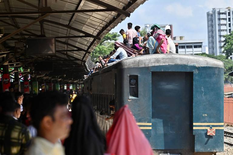 Bangladesh é o oitavo mais populoso do mundo, com 172 milhões; na foto, pessoas embarcam em um trem em uma estação ferroviária em Daca