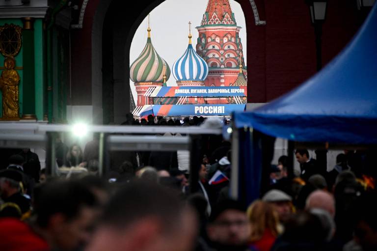 Rússia é a nona nação mais populosa, com 144 milhões de pessoas; na imagem, multidão perto da Praça Vermelha, na capital Moscou, durante ato promovido pelo presidente Vladimir Putin sobre a Guerra da Ucrânia 