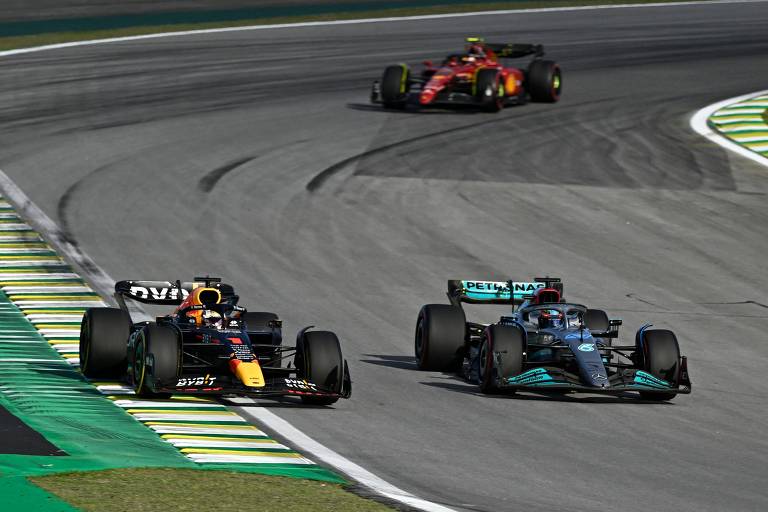 George Russell ultrapassa Max Verstappen na corrida sprint neste sábado (12), em Interlagos, São Paulo