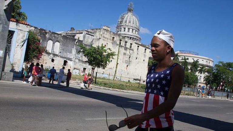 Imagem mostra jovem cubano com camiseta regata com motivos da bandeira dos EUA