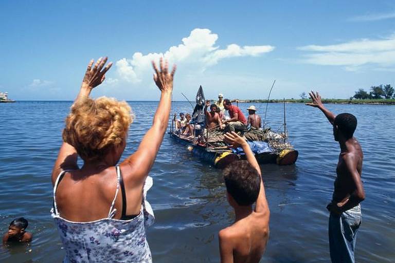 Imagem mostra grupo de cubanos em barco