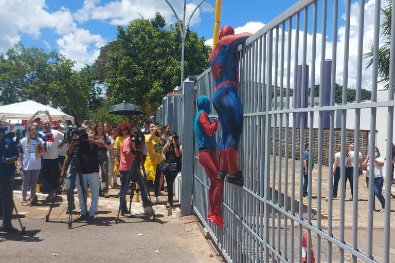 Vestidos de Homem Aranha sobem em portão do Uniceub, em Brasília, onde ocorreu o Enem 2022