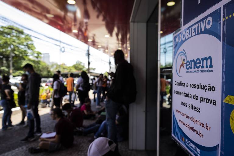 Candidatos aguardando pelo 1º dia de prova do Enem na Unip, da rua Vergueiro, em São Paulo 