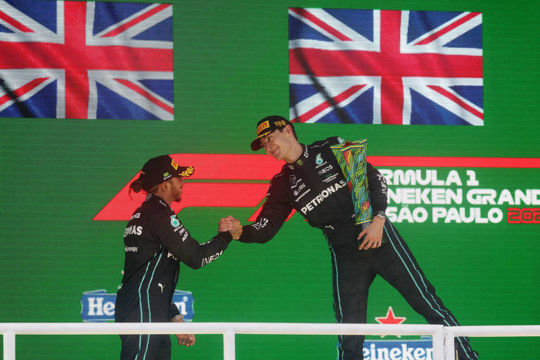 George Russell (direita) cumprimenta Lewis Hamilton no pódio do GP São Paulo de F1