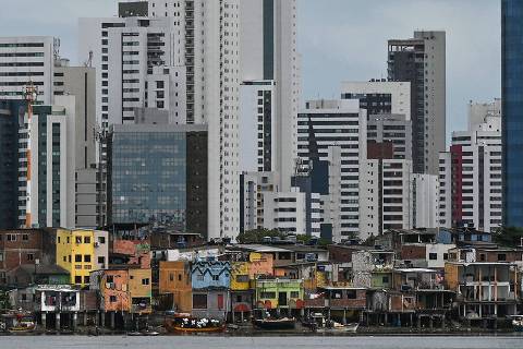 General view of the Brasilia Teimosa favela in Recife, Pernambuco, northeast of Brazil, on September 10, 2022. - According to the Brazilian Network for Research on Food Security, 33.1 million Brazilians live in hunger. The figure has become the subject of a bitter political battle as Latin America's biggest economy heads for October presidential elections. (Photo by NELSON ALMEIDA / AFP) ORG XMIT: NAL019