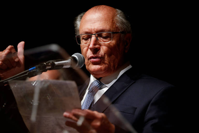 geraldo alckmin lê papel manuscrito