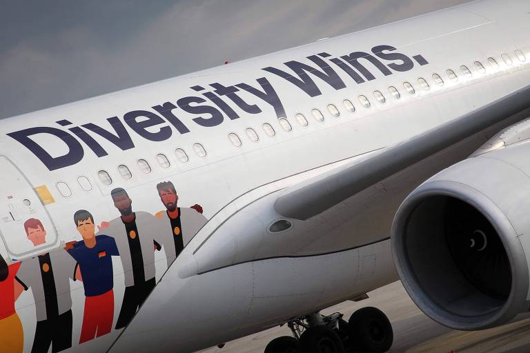 Avião da Lufthansa com a frase "Diversity Wins" (a diversidade vence), no aeroporto de Frankfurt, antes da decolagem levando a seleção de futebol da Alemanha para a Copa do Catar
