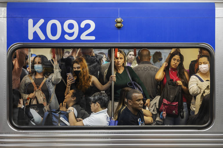 Passageiros em metrô de São Paulo. Nas próximas décadas, haverá expressivo aumento do número de idosos nos países ricos e de renda média alta. Ao mesmo tempo, a taxa de crescimento populacional nessas nações vai desacelerar rapidamente