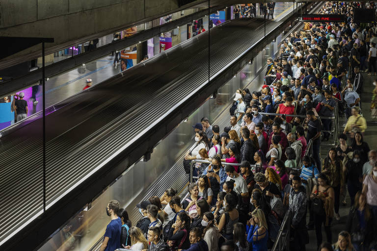 Plataformas do metrô de SP no horário de rush. Apesar da tendência de aumento populacional nos próximos anos, a taxa de crescimento global é a menor desde 1950