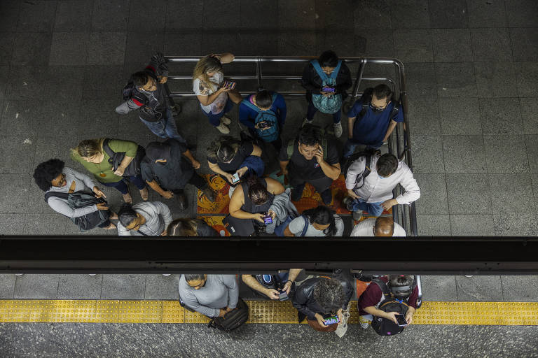 Usuários aguardam em plataforma do Metrô de São Paulo. A evolução demográfica global e as transformações do mercado de trabalho apontam para uma tendência: pessoas mais velhas tendo que se aposentar cada vez mais tarde