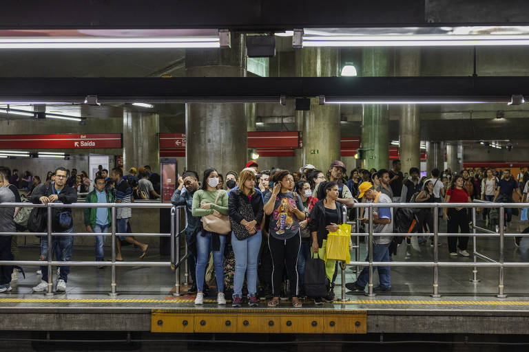 Usuários aguardam em plataforma do Metrô de São Paulo. Nas próximas décadas, haverá expressivo aumento do número de idosos nos países ricos e de renda média alta