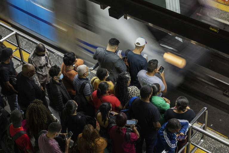 Usuários aguardam em plataforma do Metrô de São Paulo. Enquanto a população mundial chega à marca de 8 bilhões de habitantes segundo projeção da ONU, 7 em cada 10 pessoas (5,7 bilhões) estão em países não democráticos