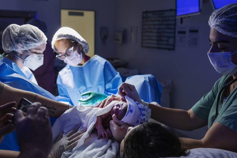 A recém-nascida Beatriz Ferreira é acariciada por sua mãe Marina Mazza Ferreira logo após o parto no Hospital Albert Einstein, em São Paulo. Apesar da tendência de aumento populacional nos próximos anos, a taxa de crescimento global é a menor desde 1950