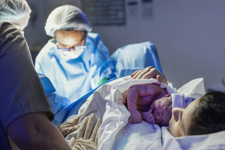 A recém-nascida Beatriz Ferreira é abraçada por sua mãe Marina Mazza Ferreira logo após o parto no Hospital Albert Einstein, em São Paulo. Mundo chega a 8 bilhões de habitantes com avanços, mas desigualdades são evidentes